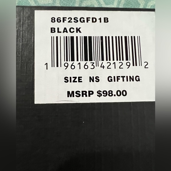 Michael Kors cardholder and a key charm gift set - Picture 7 of 11